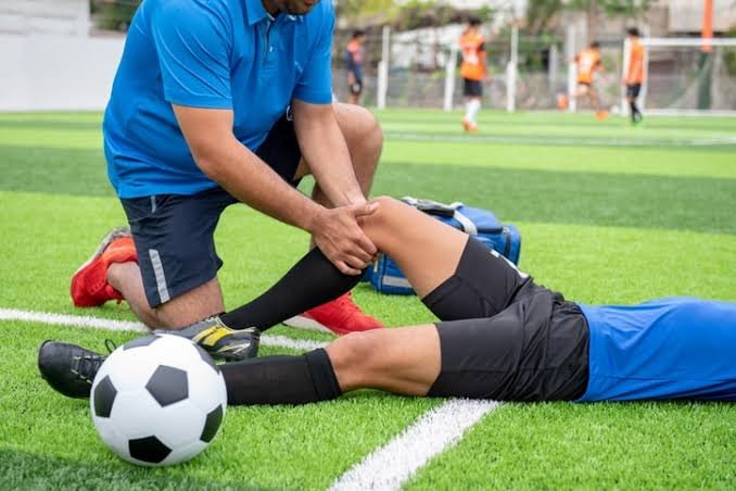 On-field assessment of a football player's sports injury